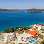 Estera Apartment *