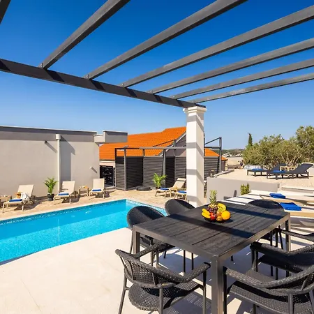 Estera Apartment *